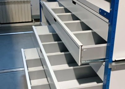 Стеллажи с выдвижными ящиками и полками