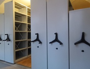 Передвижные стеллажи в арочном помещении