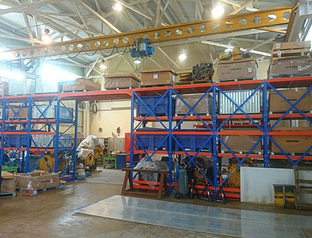 стеллажи с выкатными платформами в цеху с потолочной кран балкой