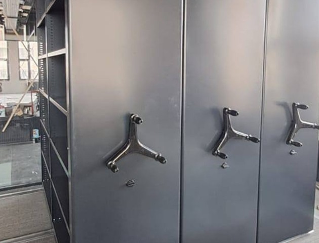 Черные офисные стеллажи