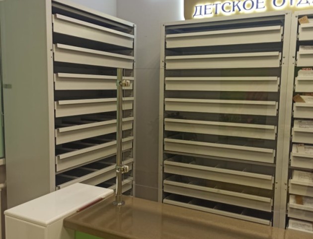 Стеллажах с выдвижными ящиками для медицинских карт