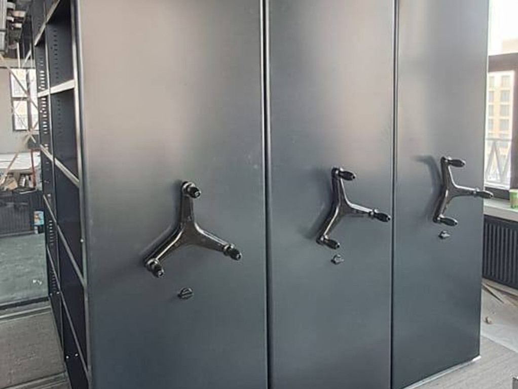 Черные стеллажи с цветными дизайн панелями